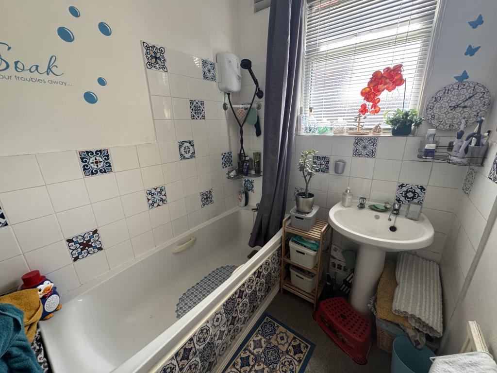 Lot: 24 - MIXED USE INVESTMENT - Bathroom